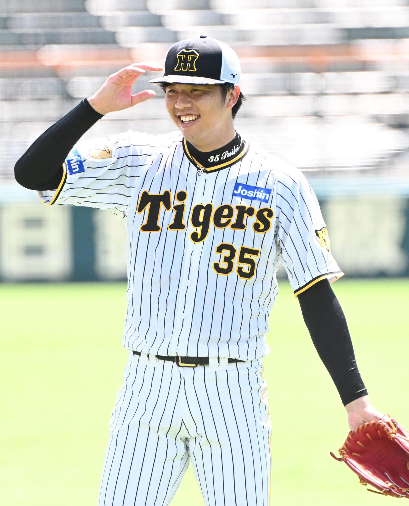 投球練習の合間に笑顔を見せる才木（撮影・石井愛子）