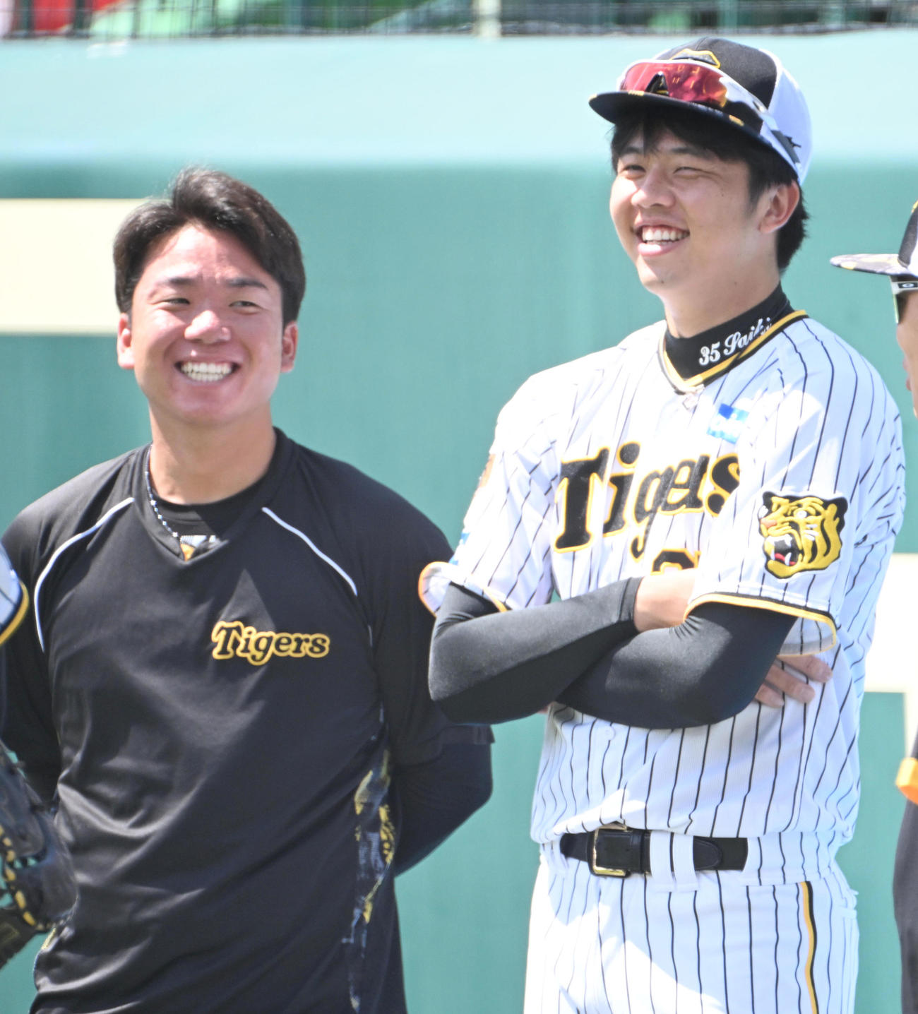 練習前に笑顔を見せる村上（左）と才木（撮影・石井愛子）
