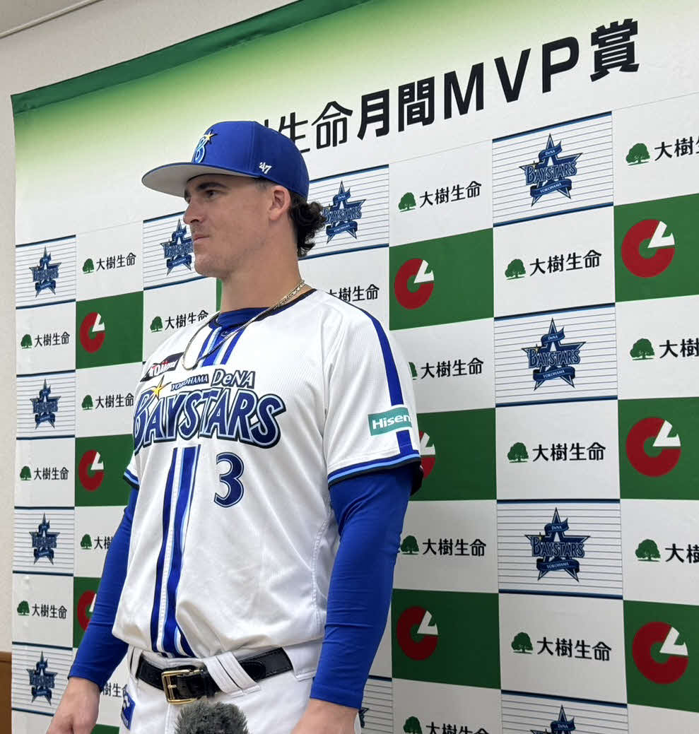 6月度の「大樹生命月間MVP賞」に選出されたDeNAオースティン（撮影・小早川宗一郎）