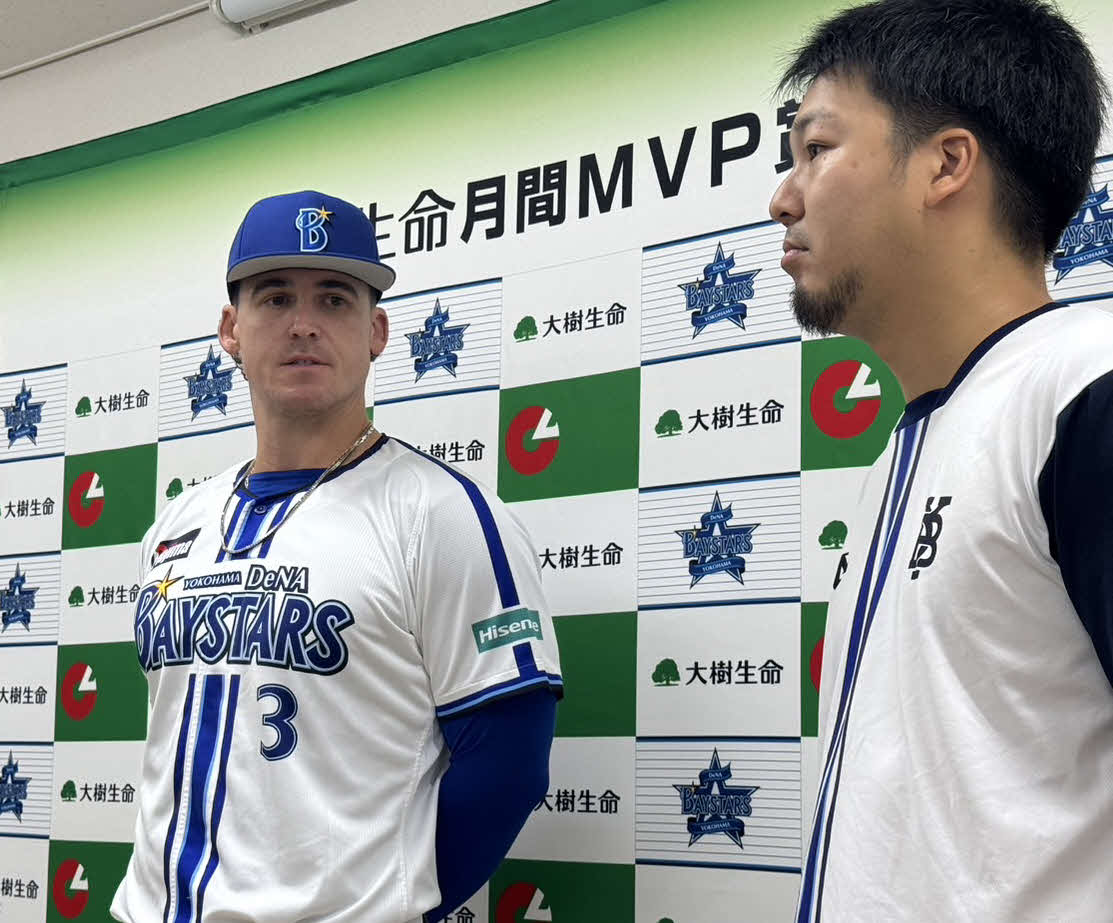 6月度の「大樹生命月間MVP賞」に選出されたDeNAオースティン（撮影・小早川宗一郎）