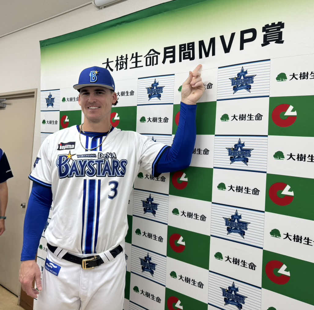 6月度の「大樹生命月間MVP賞」に選出されたDeNAオースティン（撮影・小早川宗一郎）