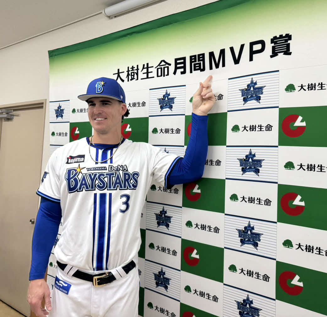 6月度の「大樹生命月間MVP賞」に選出されたDeNAオースティン（撮影・小早川宗一郎）