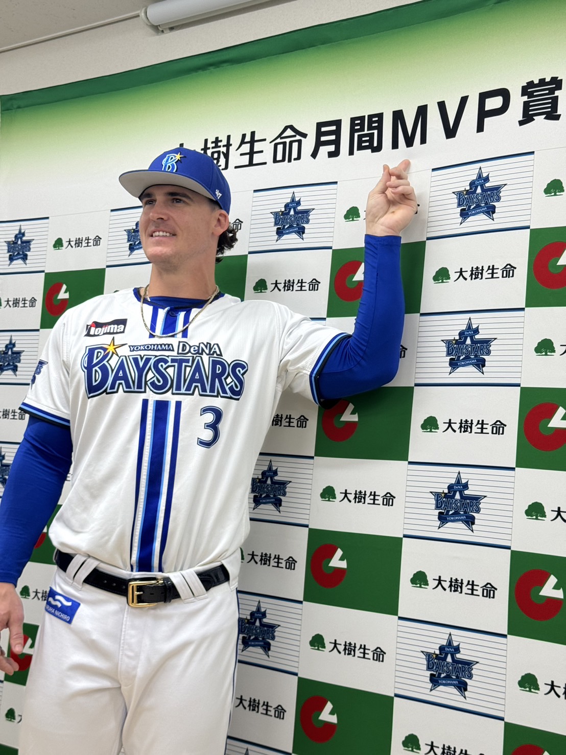 6月度の「大樹生命月間MVP賞」に選出されたDeNAオースティン（撮影・小早川宗一郎）