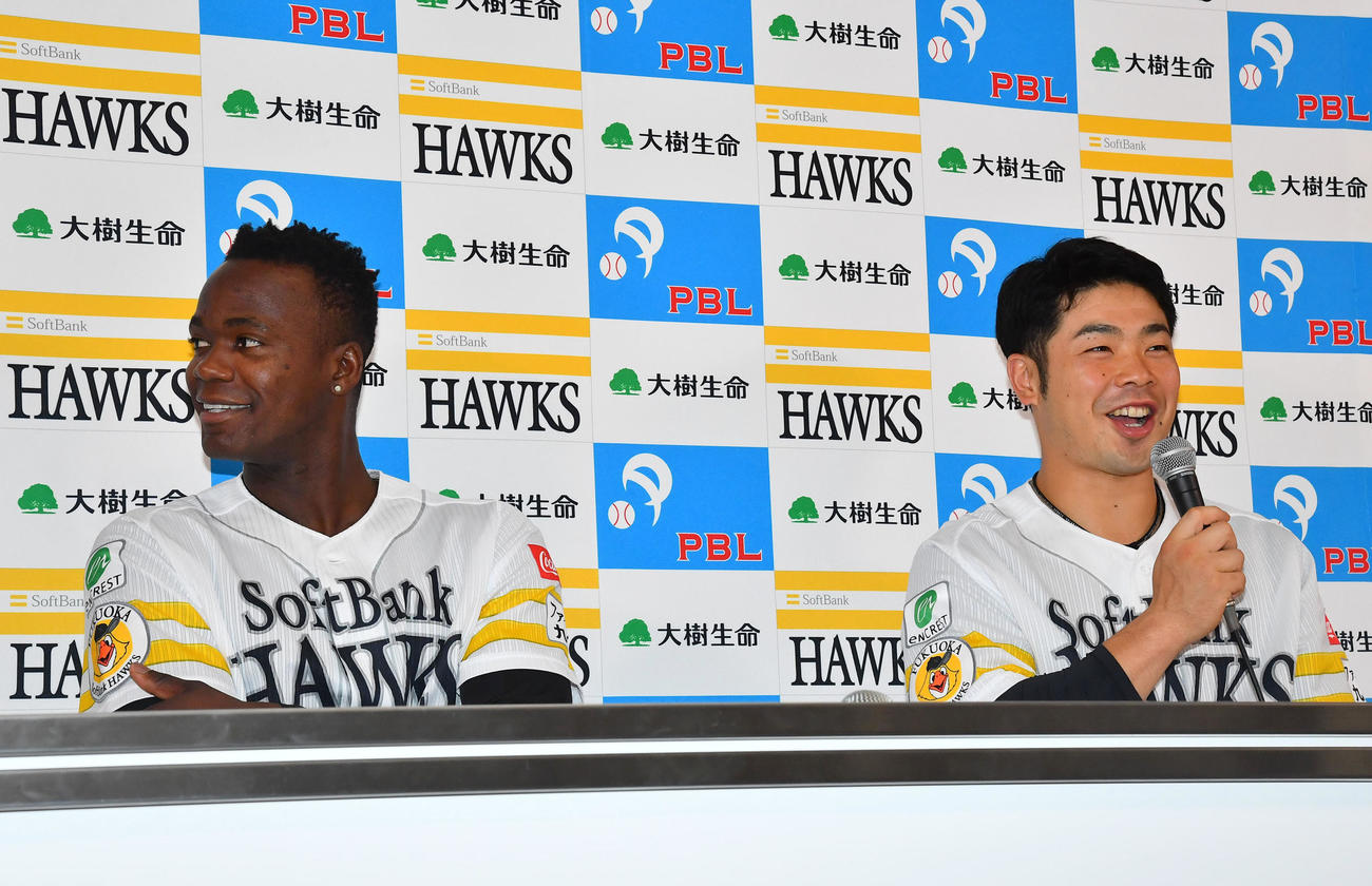 6月度「大樹生命月間MVP賞」を受賞し、笑顔で会見を行う近藤（右）とモイネロ（撮影・岩下翔太）