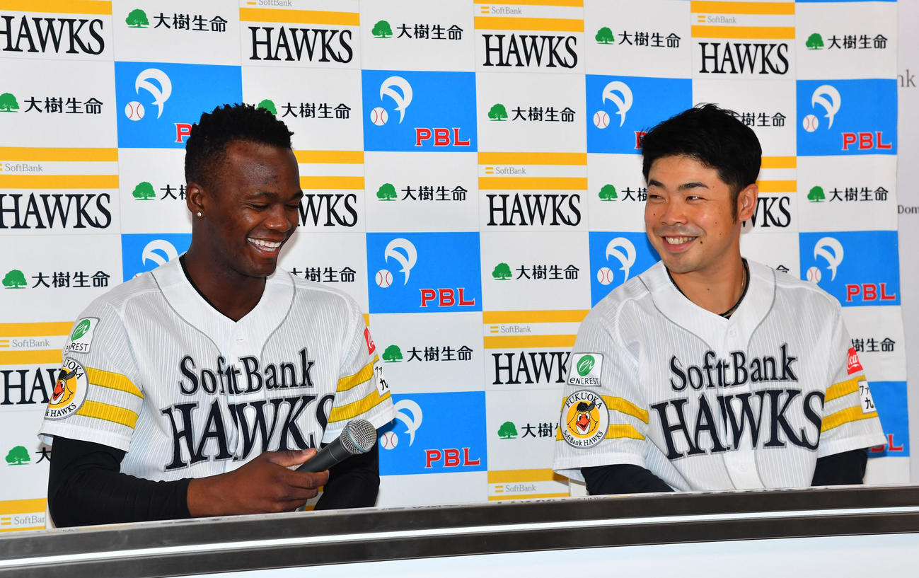 6月度「大樹生命月間MVP賞」を受賞し、笑顔で会見を行うモイネロ（左）と近藤（撮影・岩下翔太）
