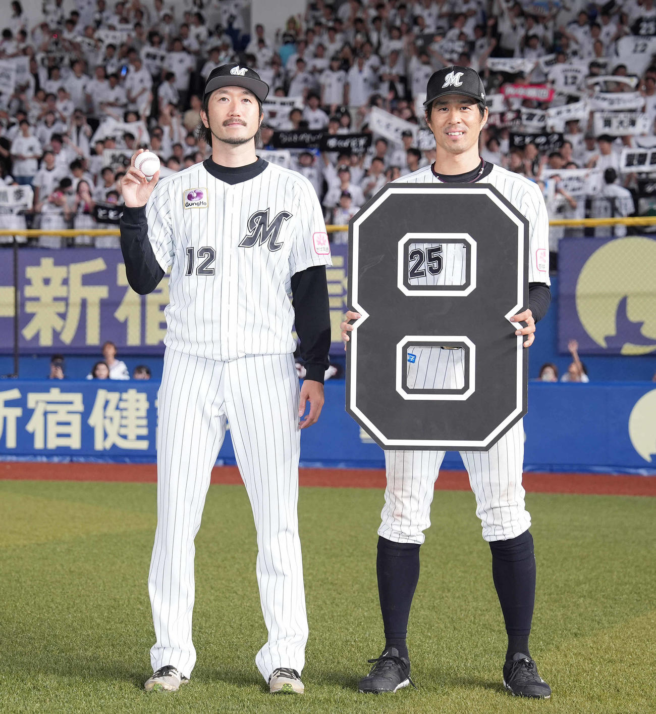 ロッテ対オリックス　笑顔で記念撮影に納まるロッテ石川歩（左）と岡（2024年6月30日撮影）