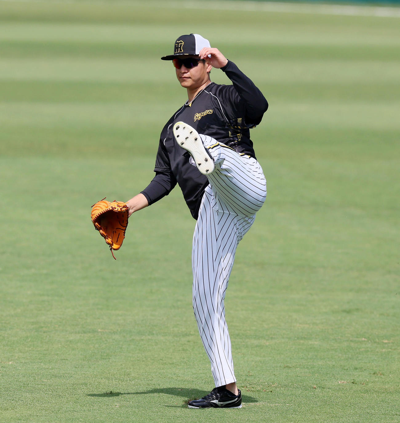 阪神対ヤクルト　キャッチボールで調整する大竹（撮影・加藤哉）