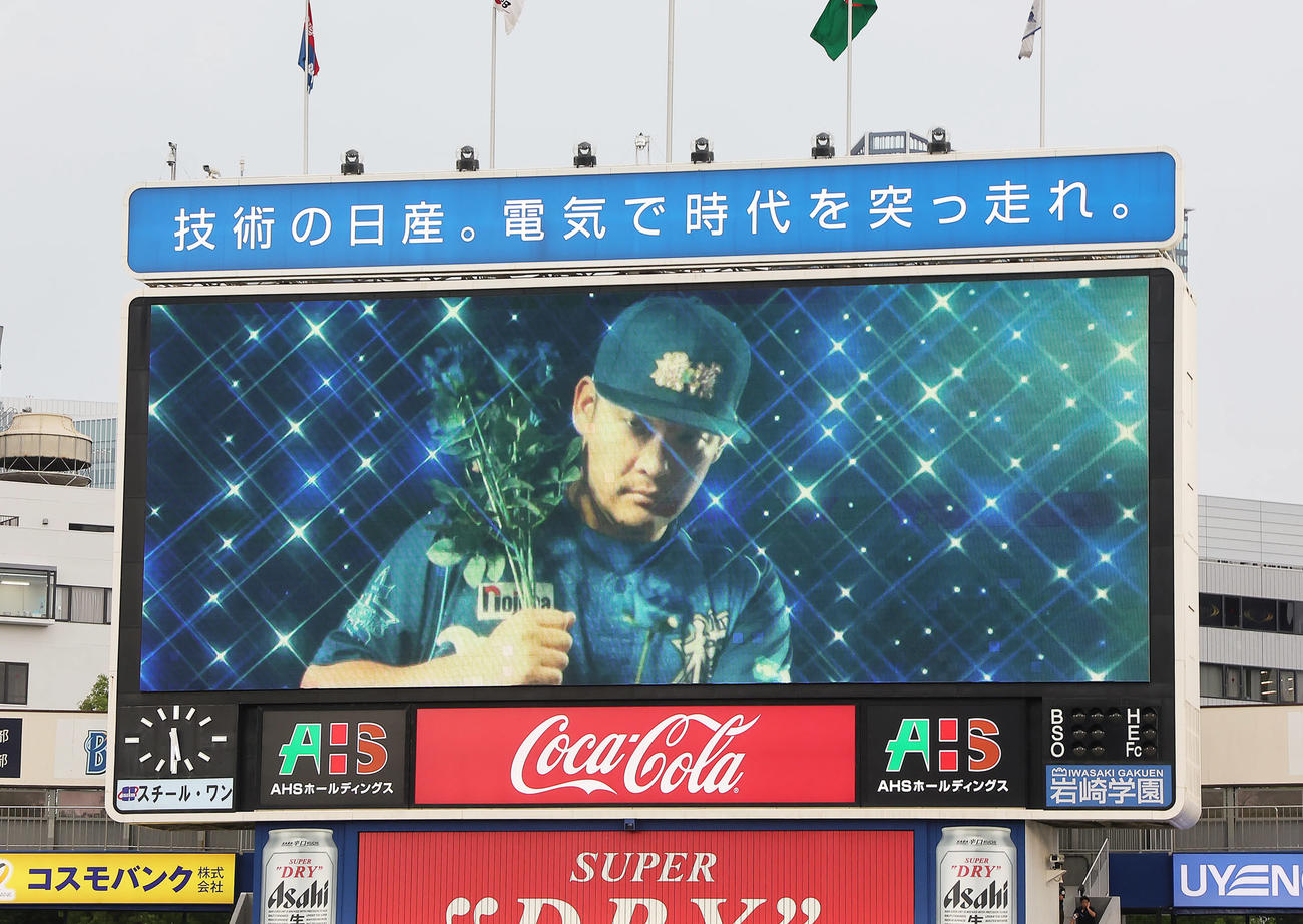 スターナイトにちなみ青いバラを手にした特別映像が流される。画像はDeNA筒香（撮影・足立雅史）