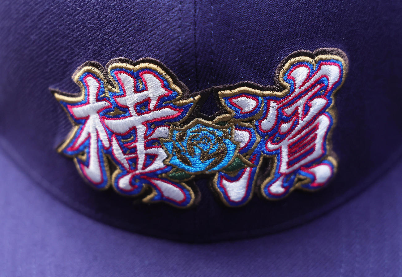 DeNA対中日　DeNAの選手が試合で着用する特別仕様の帽子のロゴ（撮影・足立雅史）