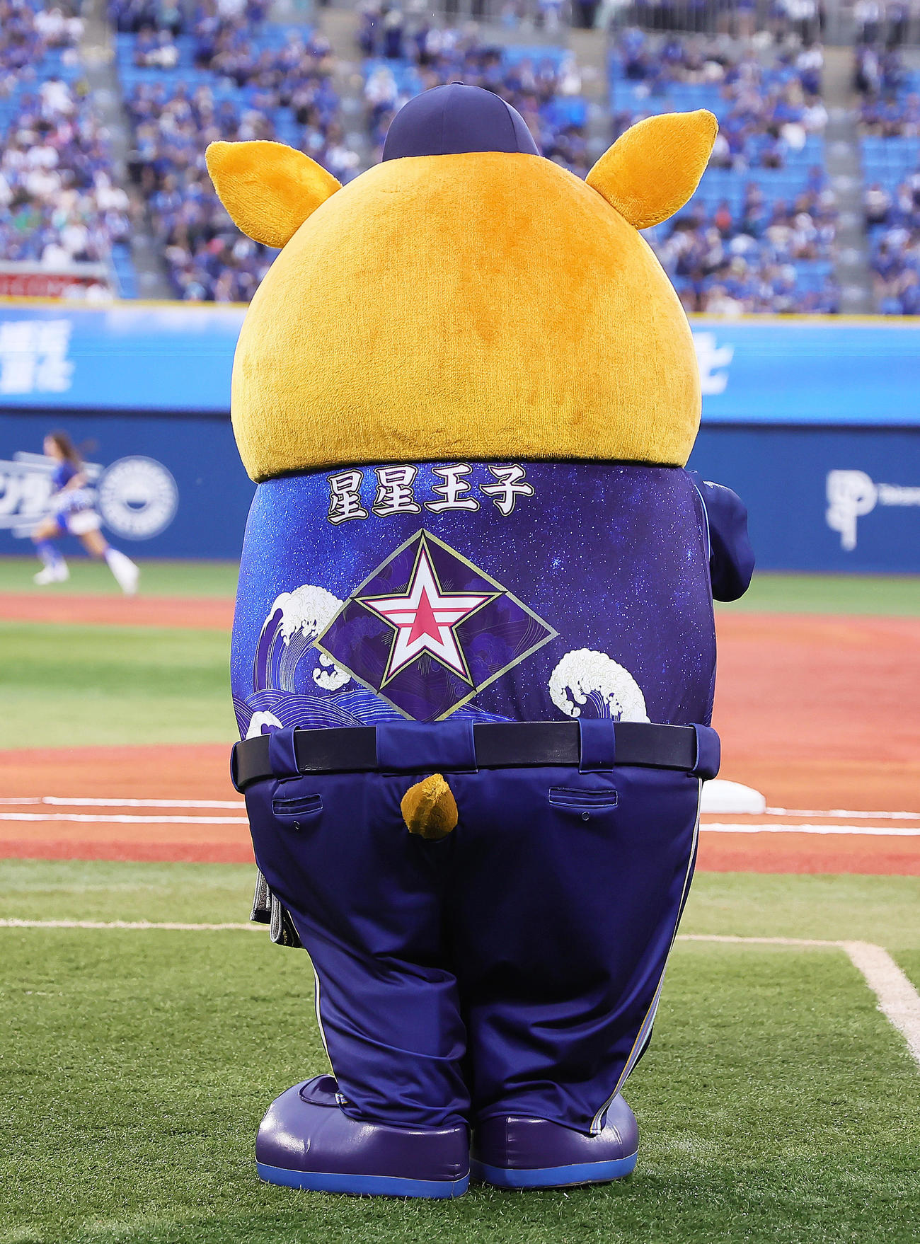 DeNA対中日　漢字で名前の書かれた特別ユニホームで試合に臨むDeNAのDB.スターマン（撮影・足立雅史）