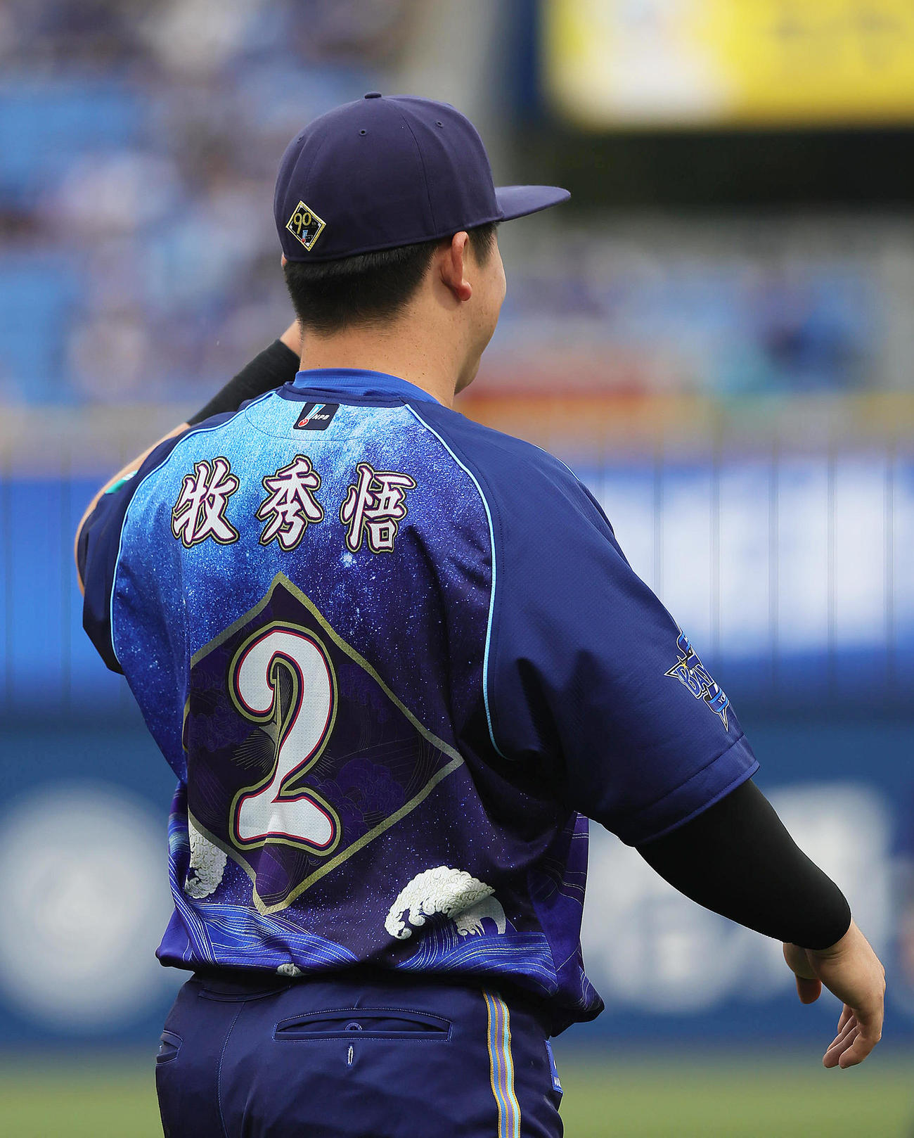 漢字で名前の書かれた特別ユニホームで試合に臨むDeNA牧（撮影・足立雅史）