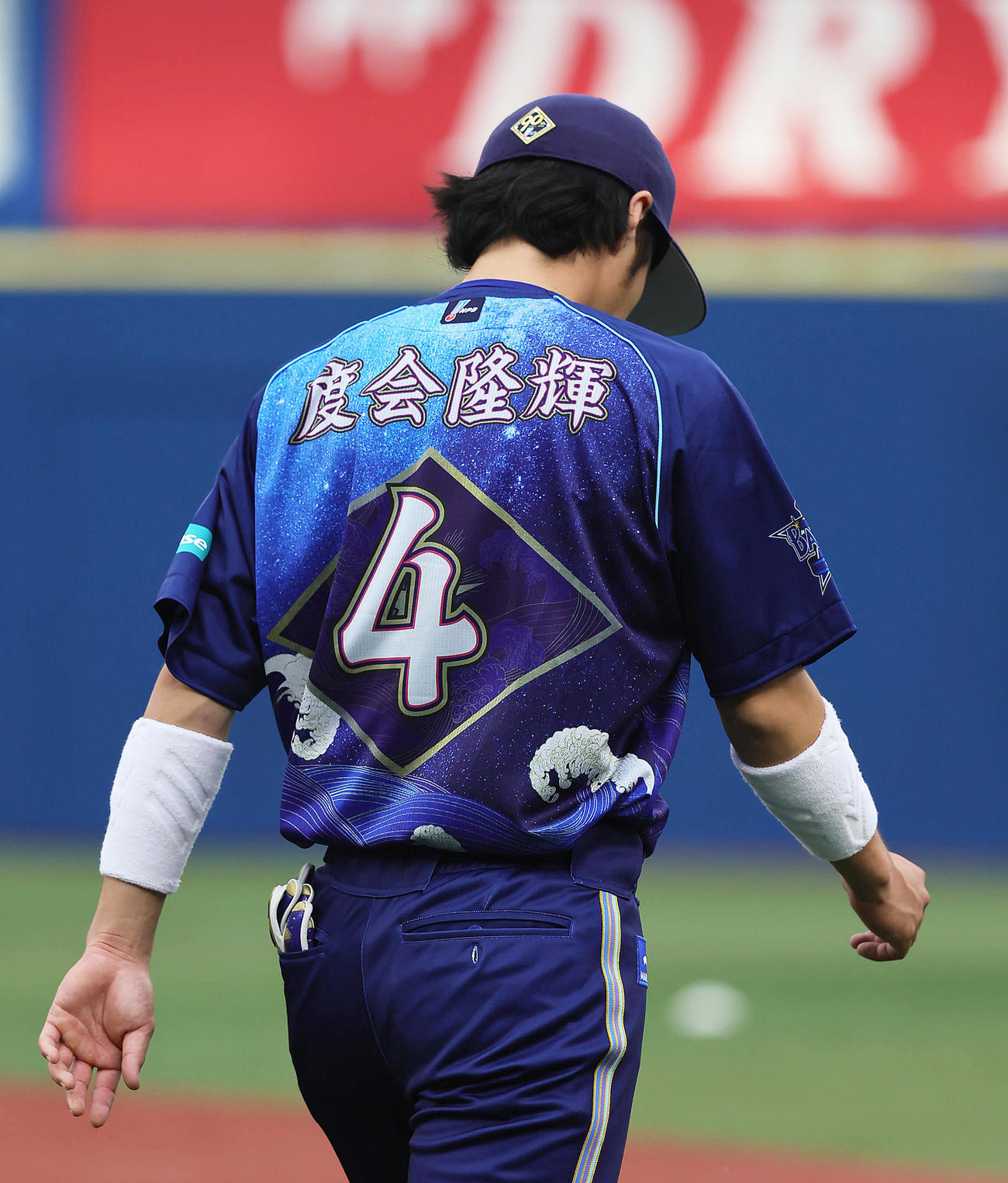 漢字で名前の書かれた特別ユニホームで試合に臨むDeNA度会（撮影・足立雅史）