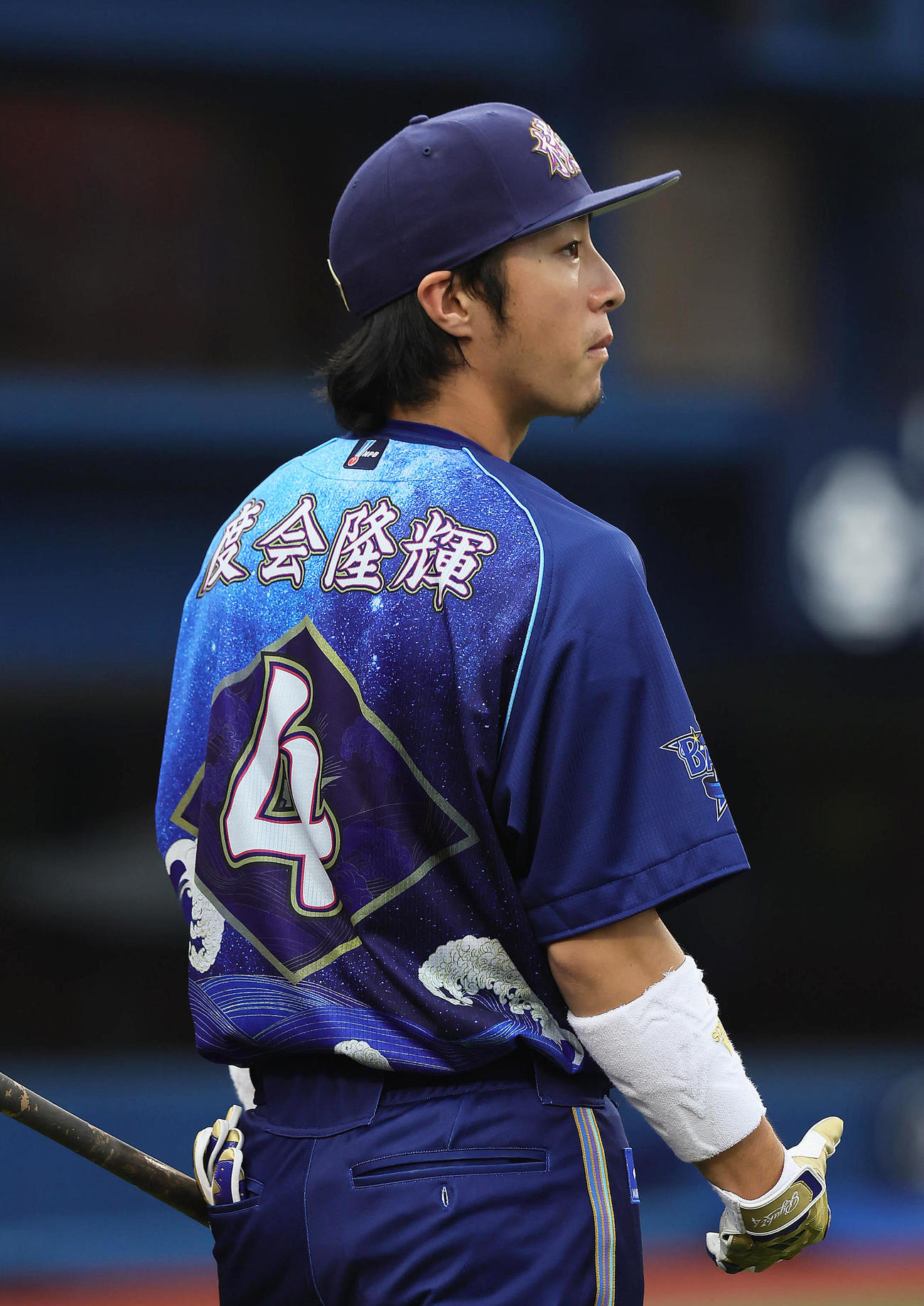 漢字で名前の書かれた特別ユニホームで試合に臨むDeNA度会（撮影・足立雅史）