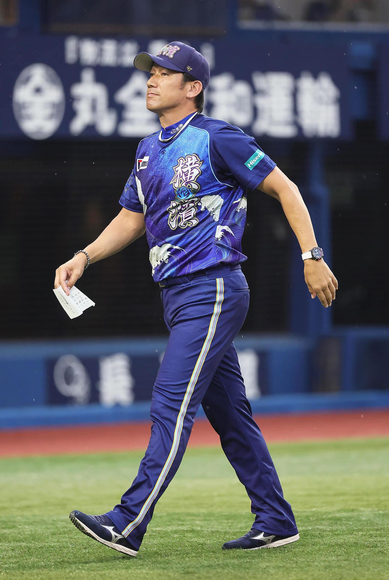 DeNA対中日　スターナイト特別ユニホームで試合に臨むDeNA三浦監督（撮影・足立雅史）