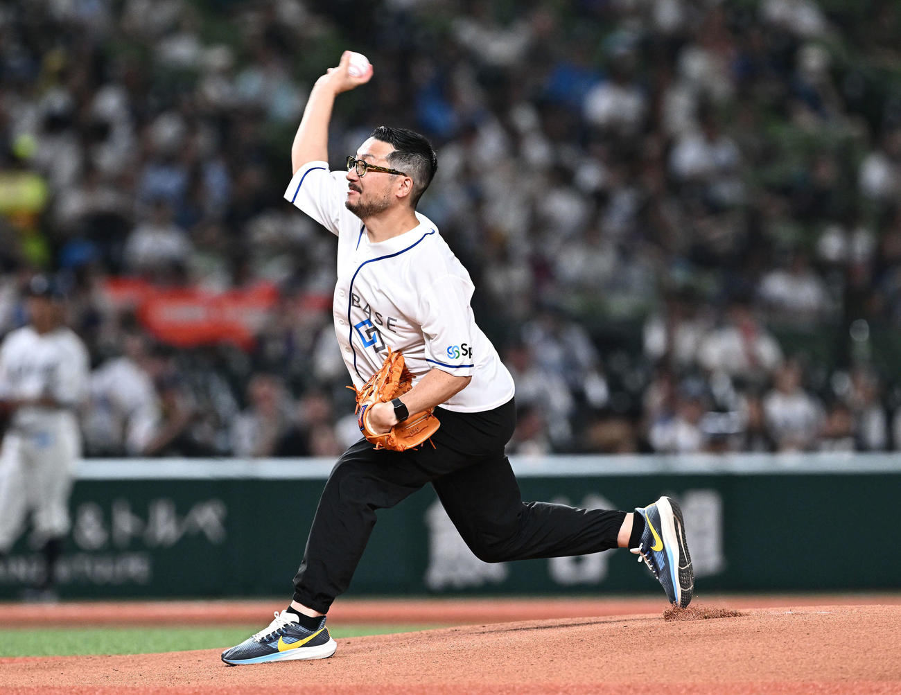 西武対日本ハム　始球式で投球する神事努氏（撮影・滝沢徹郎）