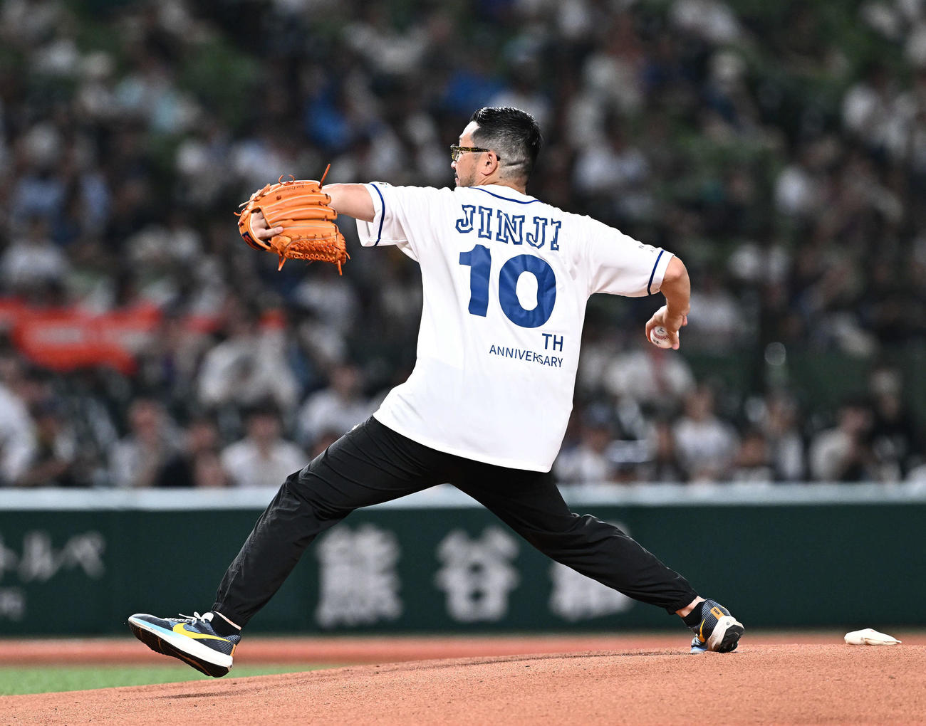 西武対日本ハム　始球式で投球する神事努氏（撮影・滝沢徹郎）