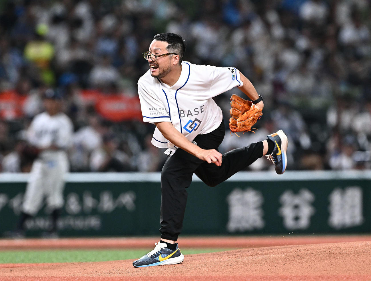 西武対日本ハム　始球式で投球する神事努氏（撮影・滝沢徹郎）