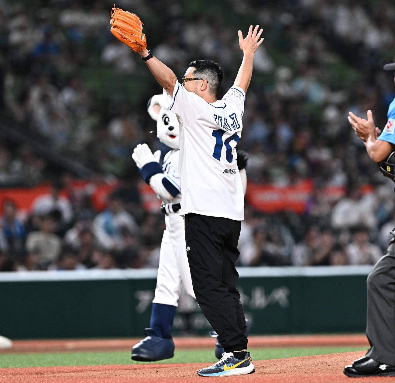 西武対日本ハム　始球式の投球を終え観客席に手を振る神事努氏（撮影・滝沢徹郎）