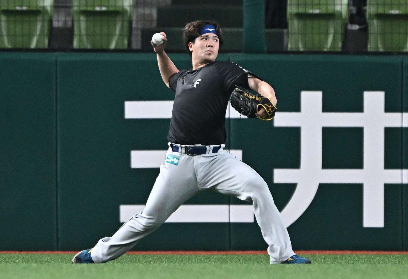 西武対日本ハム　試合前練習のキャッチボールで調整する日本ハム金村（撮影・滝沢徹郎）