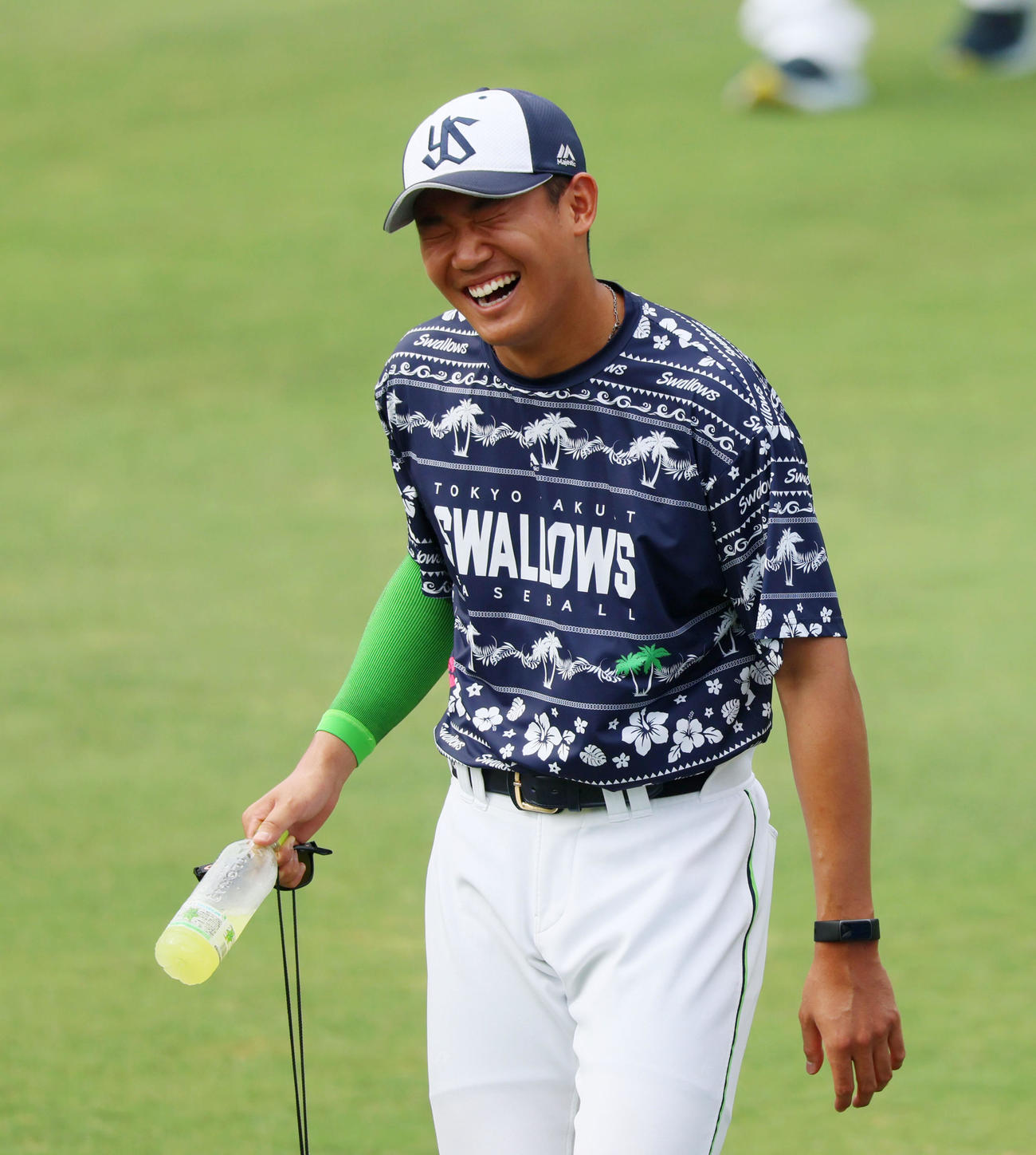 阪神対ヤクルト　練習で笑顔を見せる奥川（撮影・加藤哉）