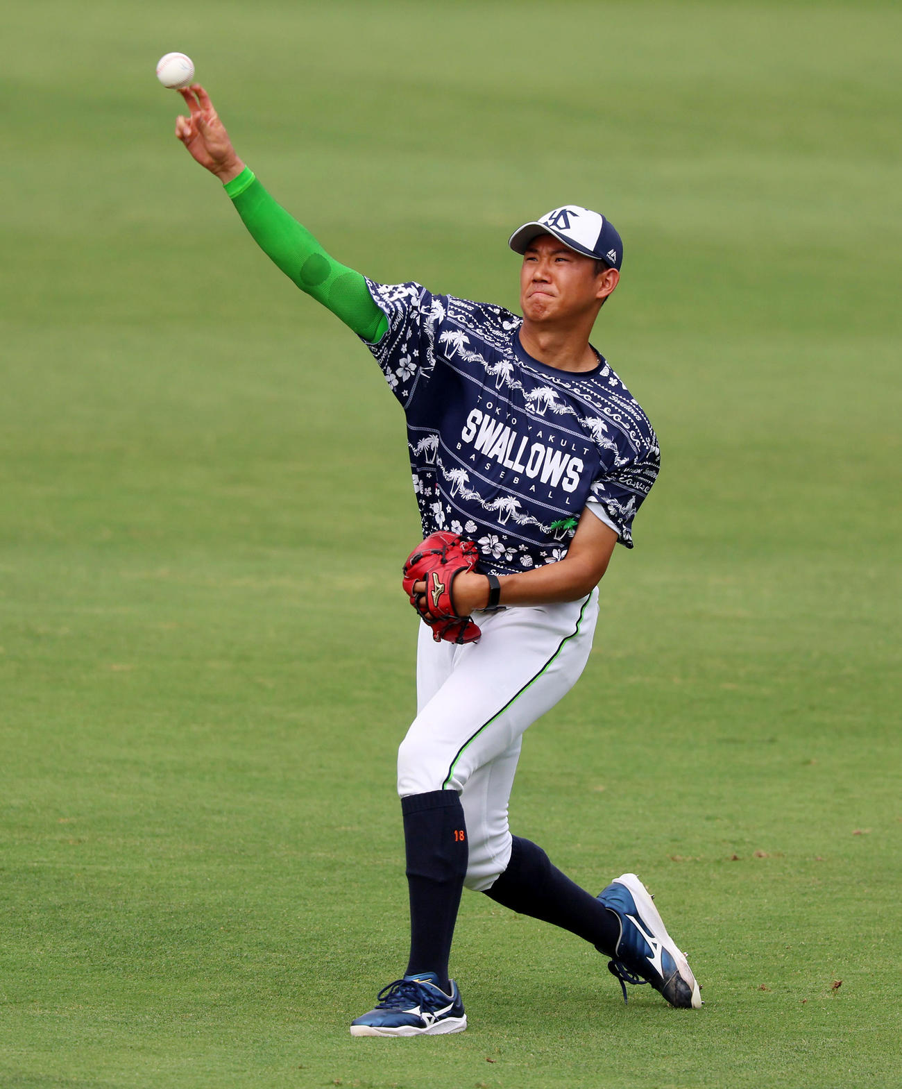 阪神対ヤクルト　キャッチボールで調整する奥川（撮影・加藤哉）