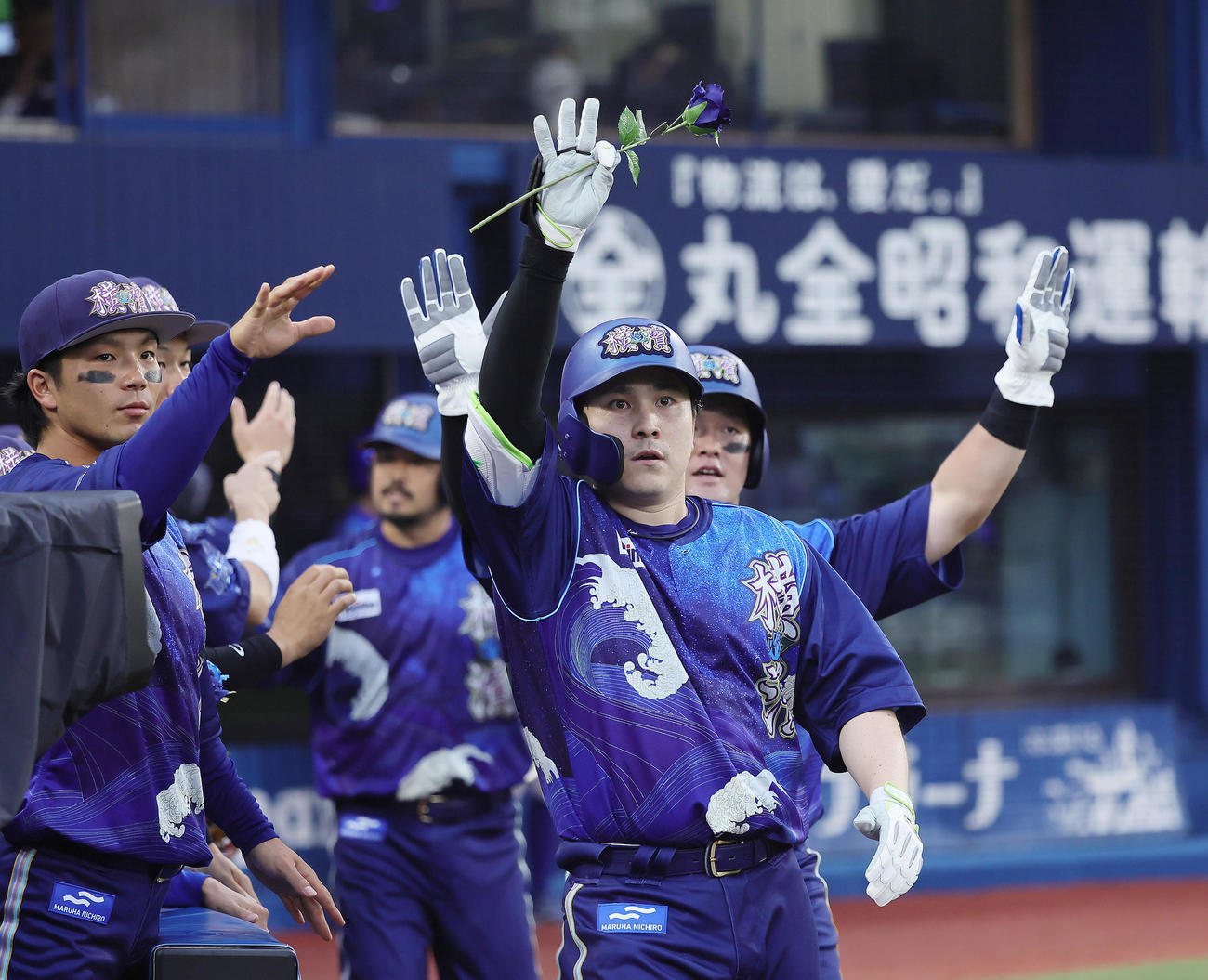 DeNA対中日　2回裏DeNA無死一、二塁、佐野は右越え3点本塁打を放ち青いバラを手に声援に応える（撮影・足立雅史）