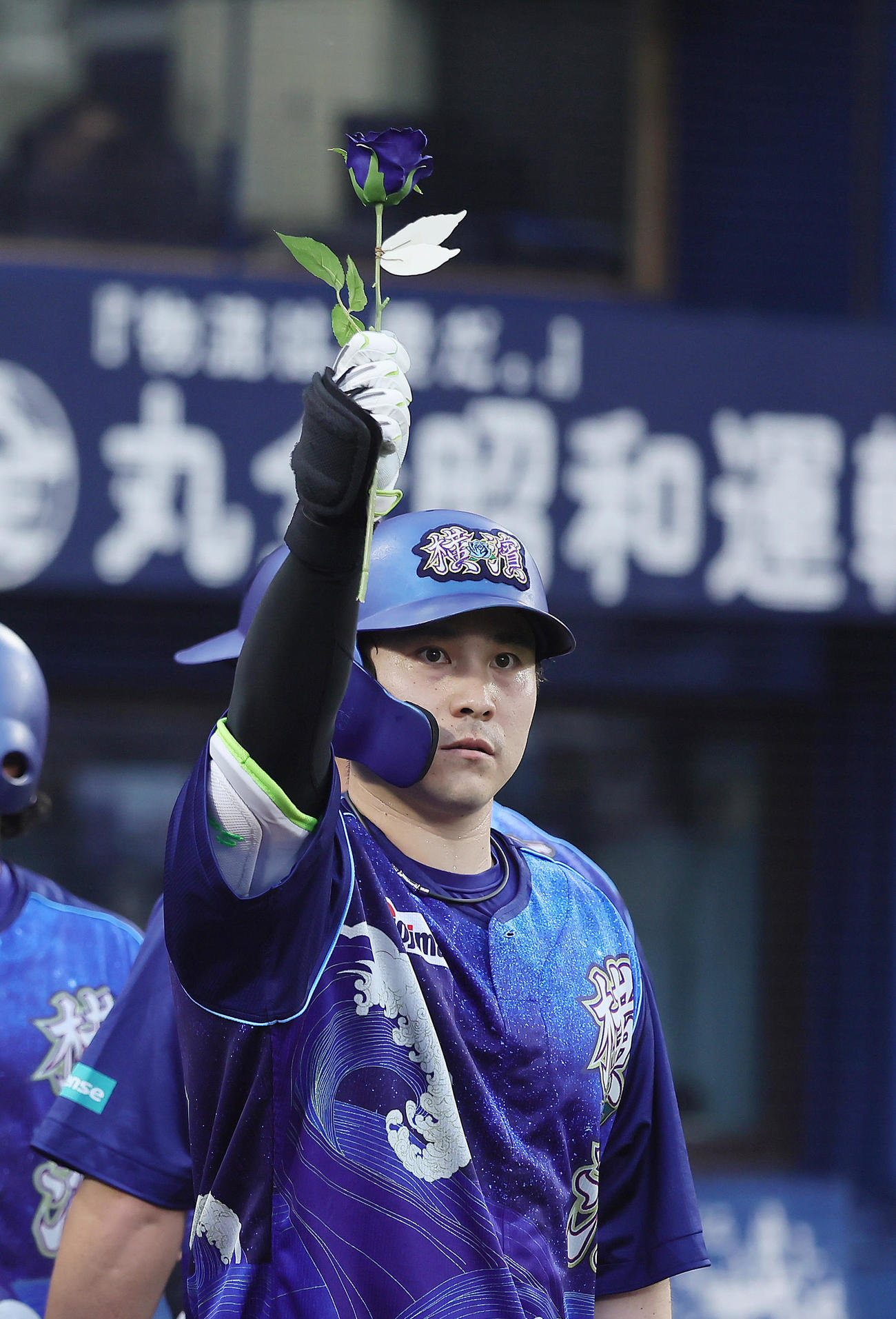 DeNA対中日　2回裏DeNA無死一、二塁、佐野は右越え3点本塁打を放ち青いバラを手に声援に応える（撮影・足立雅史）