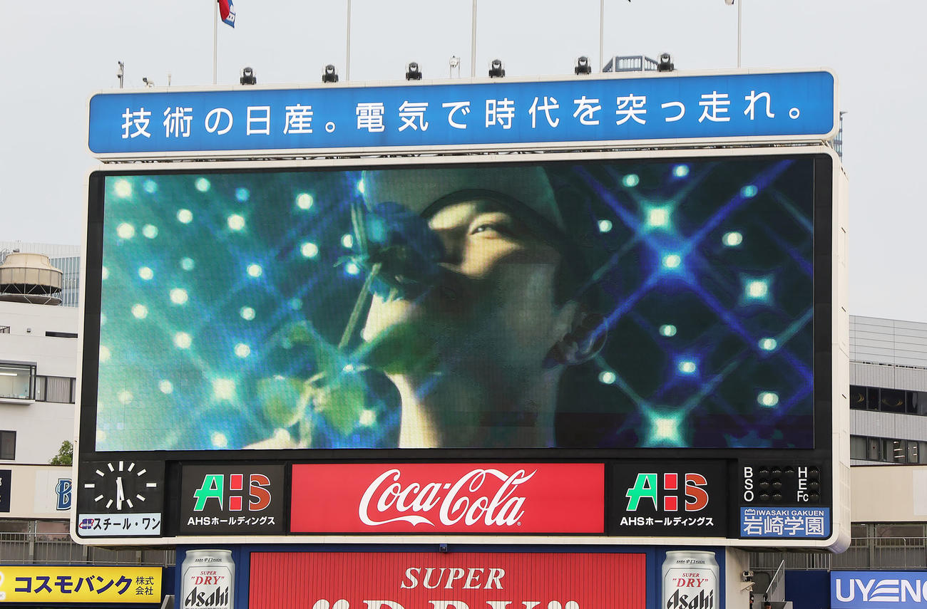 スターナイトにちなみ青いバラに口づけするDeNA佐野の特別映像が流される（撮影・足立雅史）