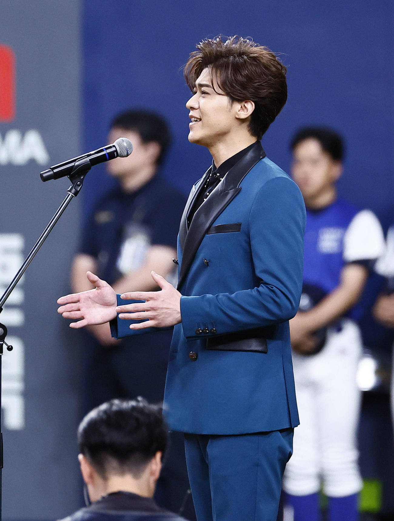 オリックス対ソフトバンク　国歌を歌う歌手の新浜レオン（撮影・藤尾明華）