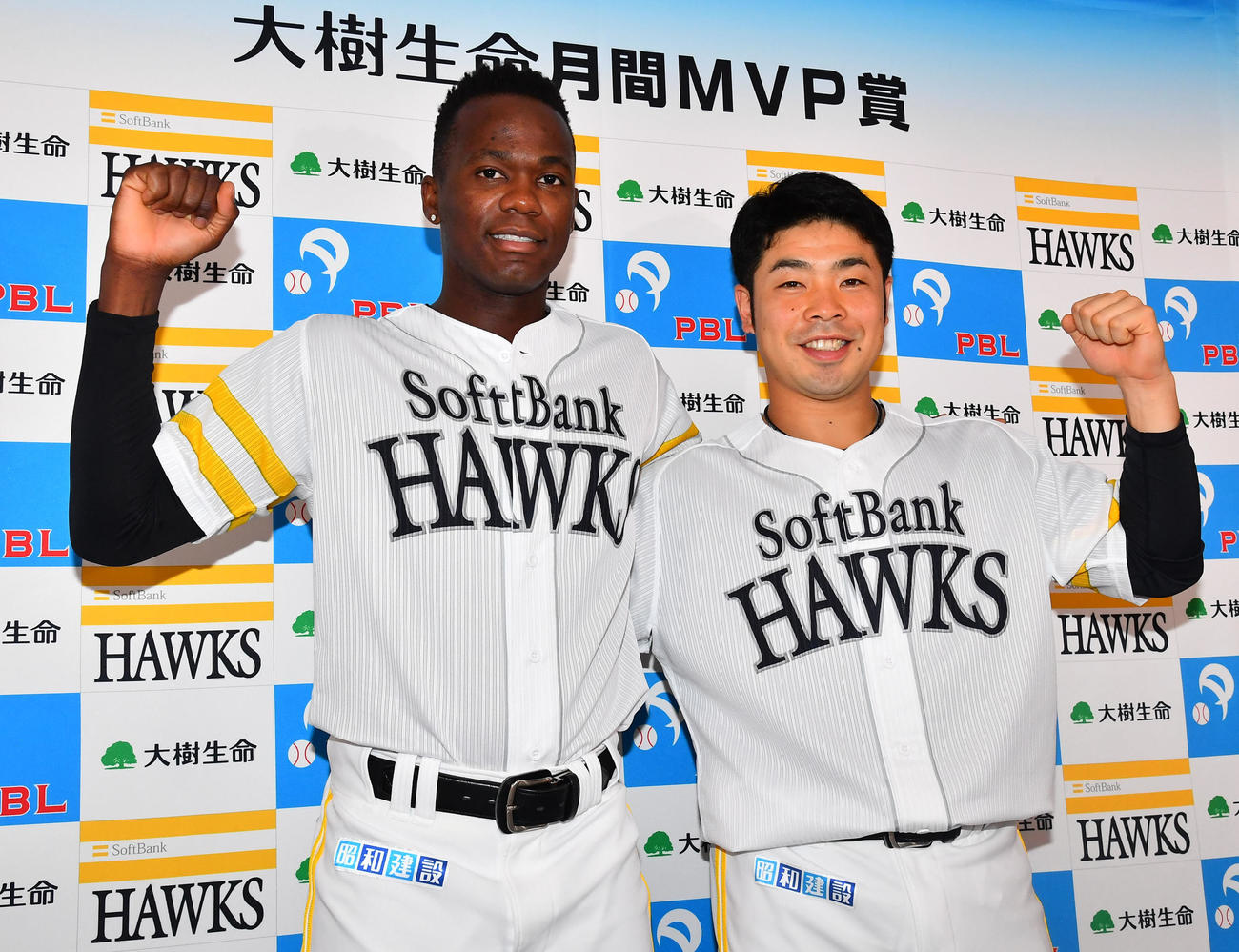 6月度「大樹生命月間MVP賞」を受賞し、ガッツポーズするモイネロ（左）と近藤（撮影・岩下翔太）