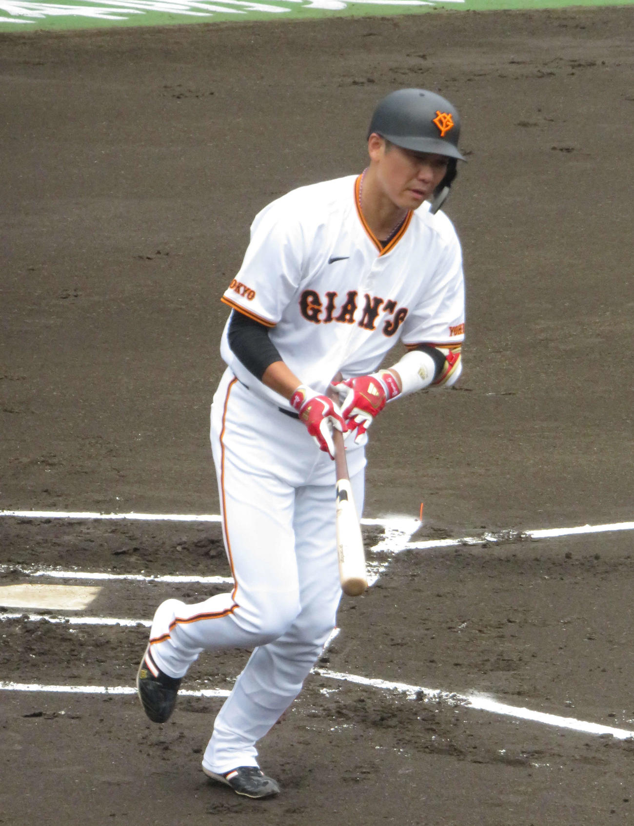 第1打席中飛に打ち取られる巨人坂本