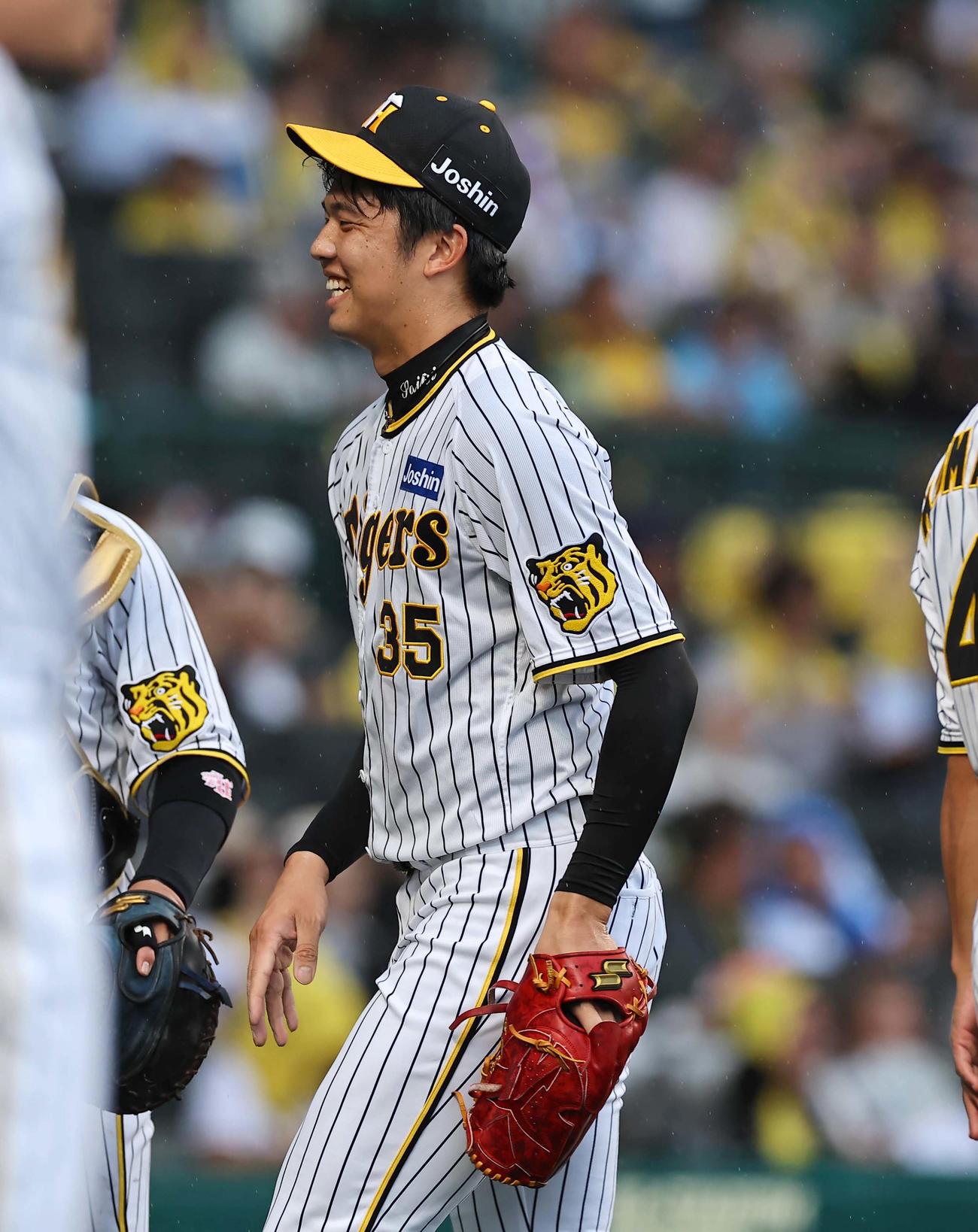 阪神対ヤクルト　1回表ヤクルト2死三塁、村上から三振を奪い笑顔を見せる才木（撮影・上田博志）