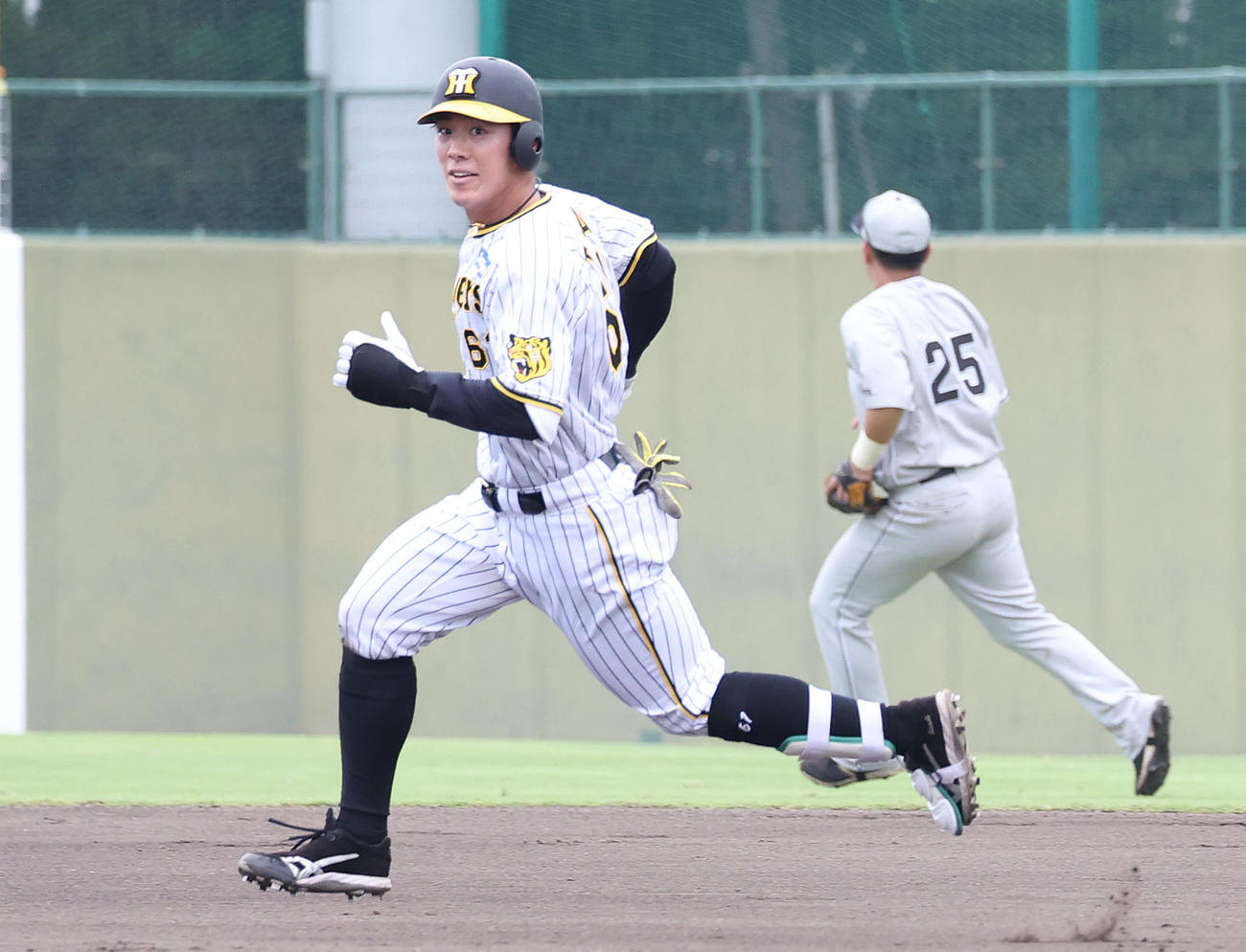 ウエスタンリーグ阪神対くふうハヤテ　8回裏阪神1死二塁、豊田は右越え適時二塁打を放つ（撮影・白石智彦）