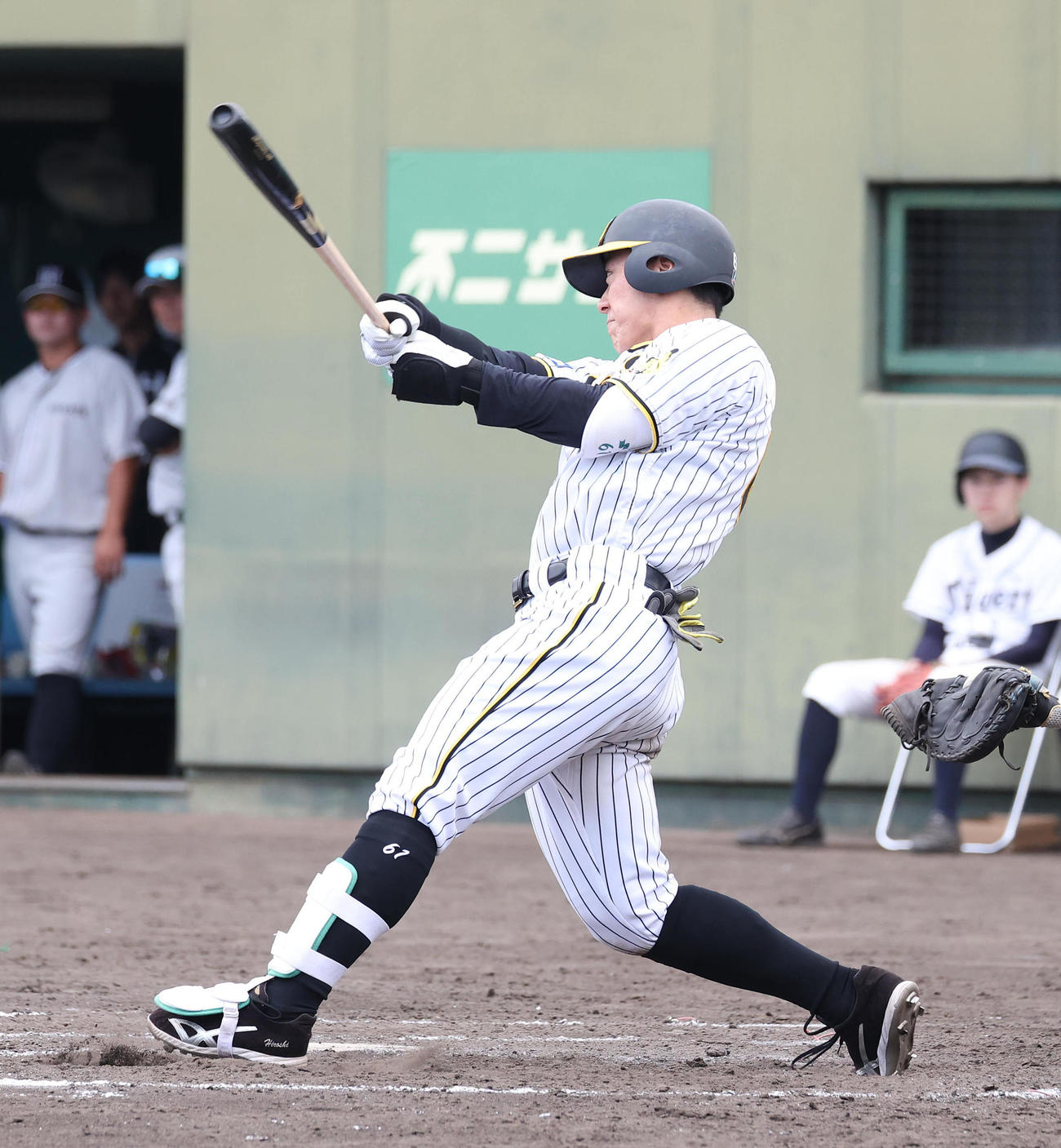 ウエスタンリーグ阪神対くふうハヤテ　8回裏阪神1死二塁、豊田は右越え適時二塁打を放つ（撮影・白石智彦）