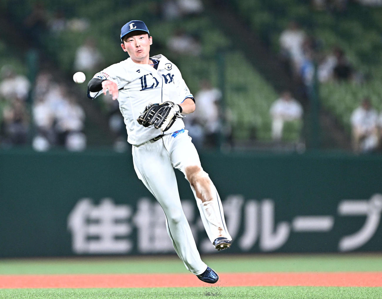 西武対日本ハム　2回表日本ハム2死、伏見の打球を処理する遊撃手源田（撮影・滝沢徹郎）