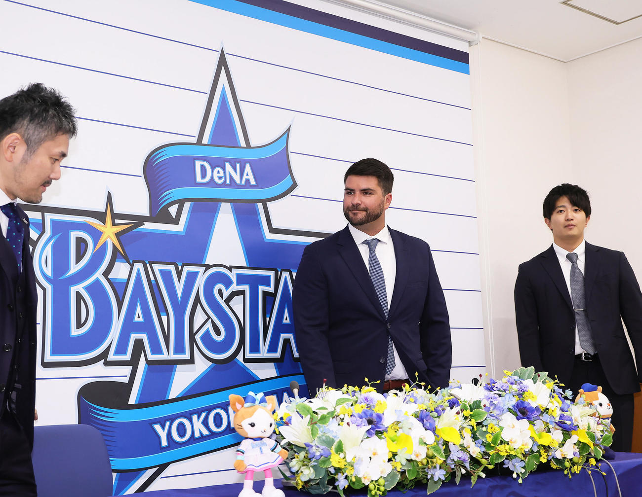 DeNA対中日　DeNA新入団会見に臨むフォード（中央）（撮影・足立雅史）