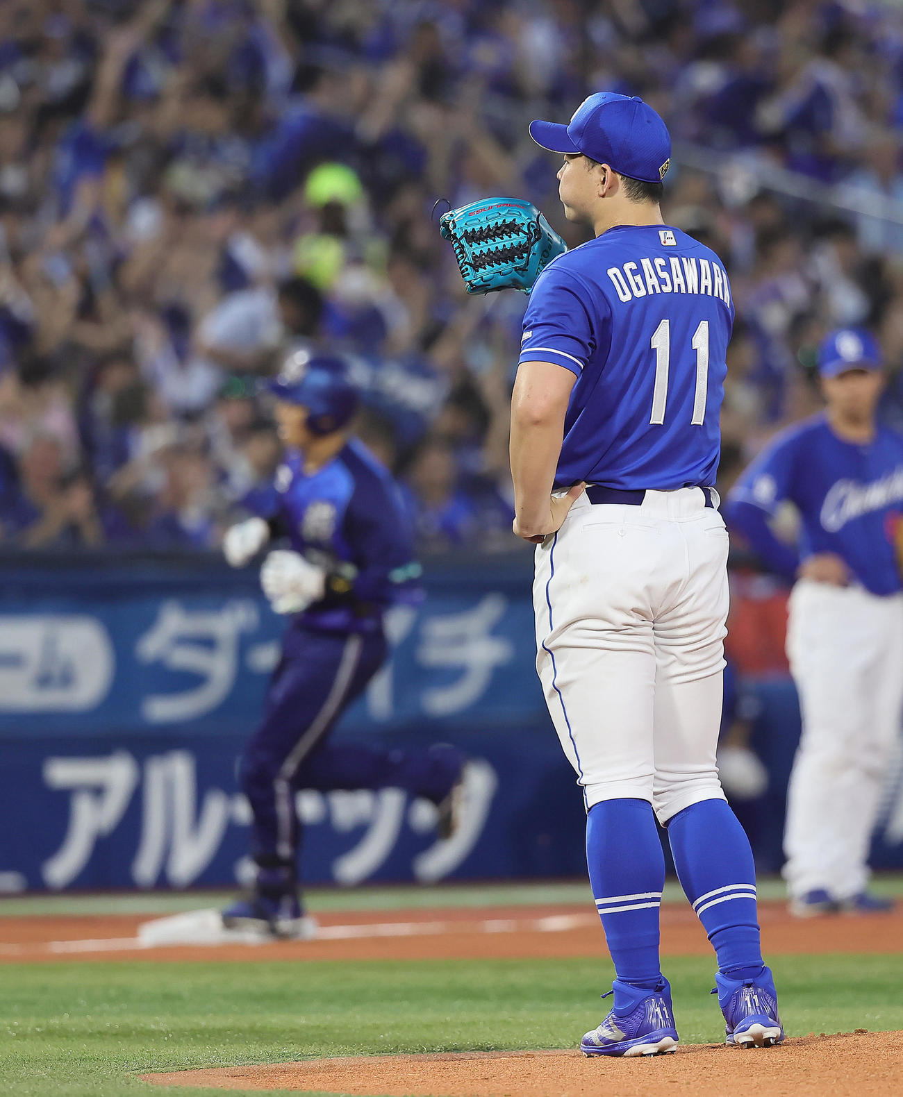 DeNA対中日　4回裏DeNA1死、山本（後方）に左越え本塁打を浴びる小笠原（撮影・足立雅史）