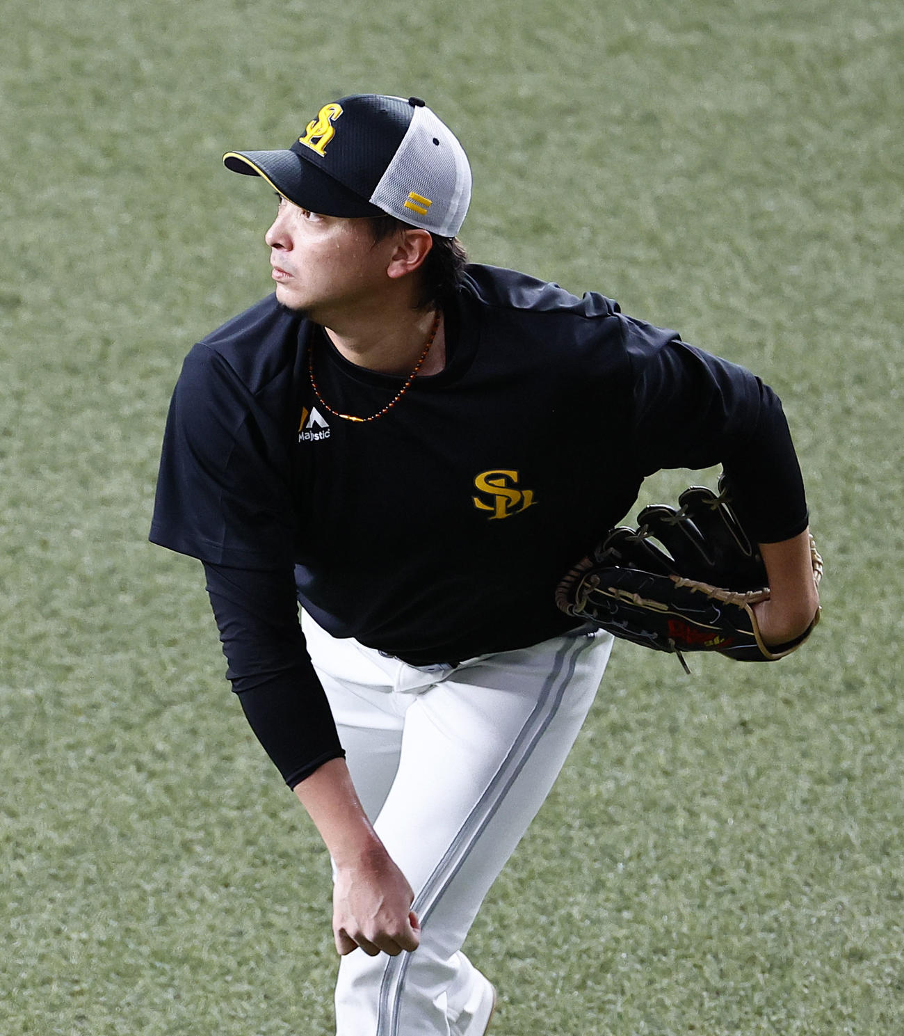 オリックス対ソフトバンク　キャッチボールをするソフトバンク東浜（撮影・藤尾明華）