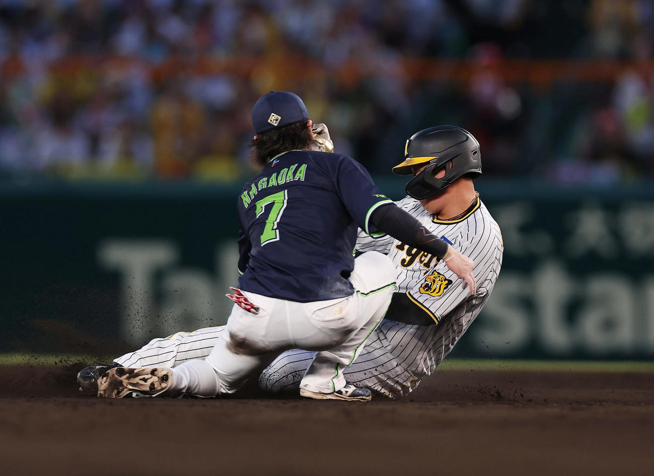 阪神対ヤクルト　4回裏阪神無死一塁、佐藤輝が見逃し三振に倒れ、二盗に失敗する大山。遊撃手長岡（撮影・前田充）