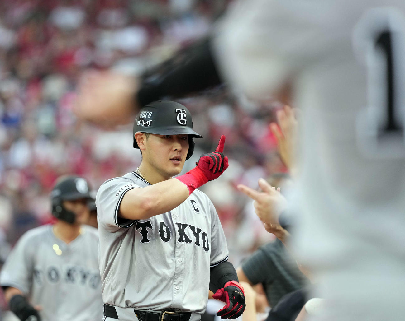 広島対巨人　4回表巨人1死一、三塁、3点本塁打を放ちナインの祝福を受ける岡本和（撮影・たえ見朱実）