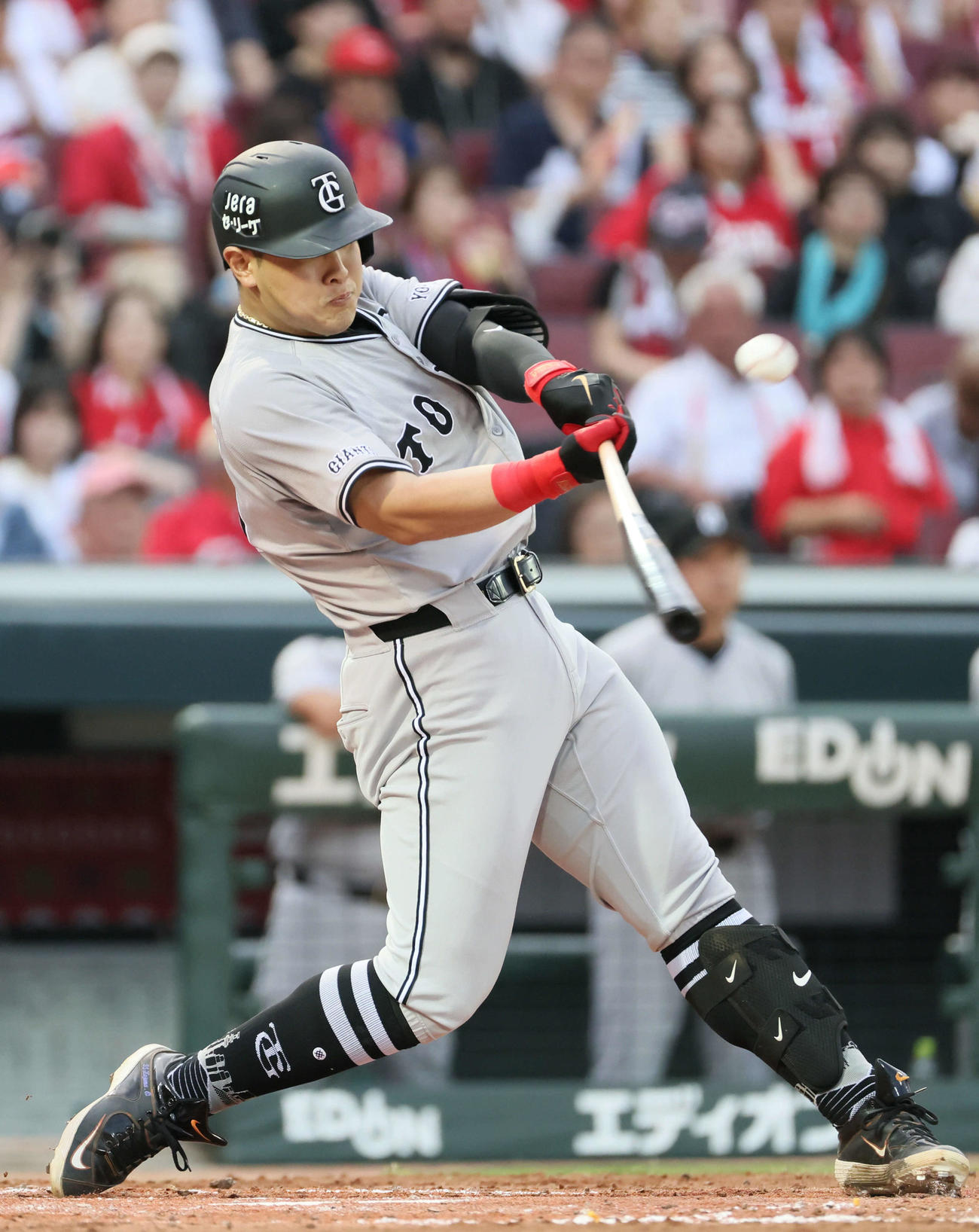 広島対巨人　4回表巨人1死一、二塁、岡本和は逆転の右越え3点本塁打を放つ（撮影・加藤孝規）