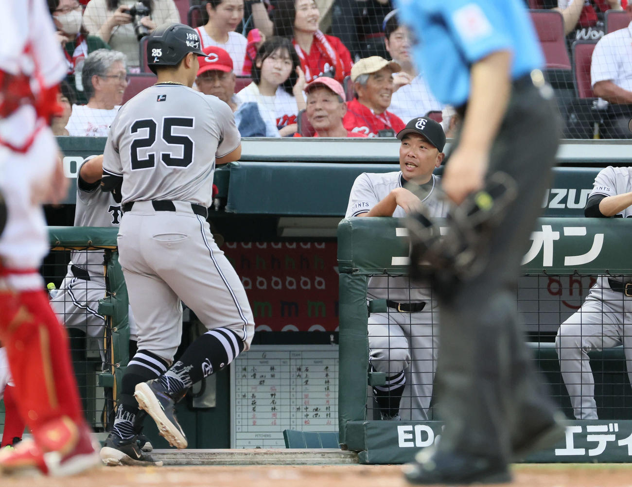 広島対巨人　4回表巨人1死一、二塁、逆転の右越え3点本塁打を放った岡本和は阿部監督に迎えられる（撮影・加藤孝規）