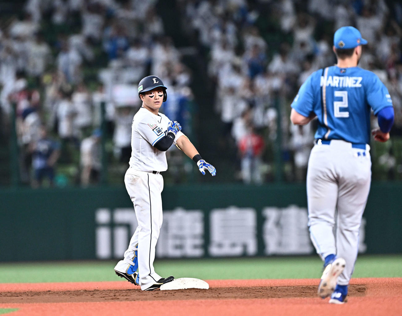 西武対日本ハム　5回裏西武2死、野村大（左）は右中間へ安打を放ち二塁へ進む（撮影・滝沢徹郎）