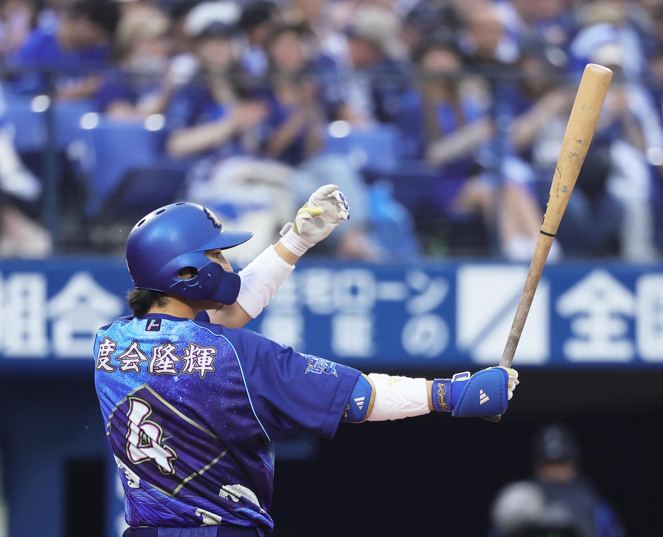 DeNA対中日　漢字で名前の書かれた特別ユニホームで試合に臨むDeNA度会（撮影・足立雅史）