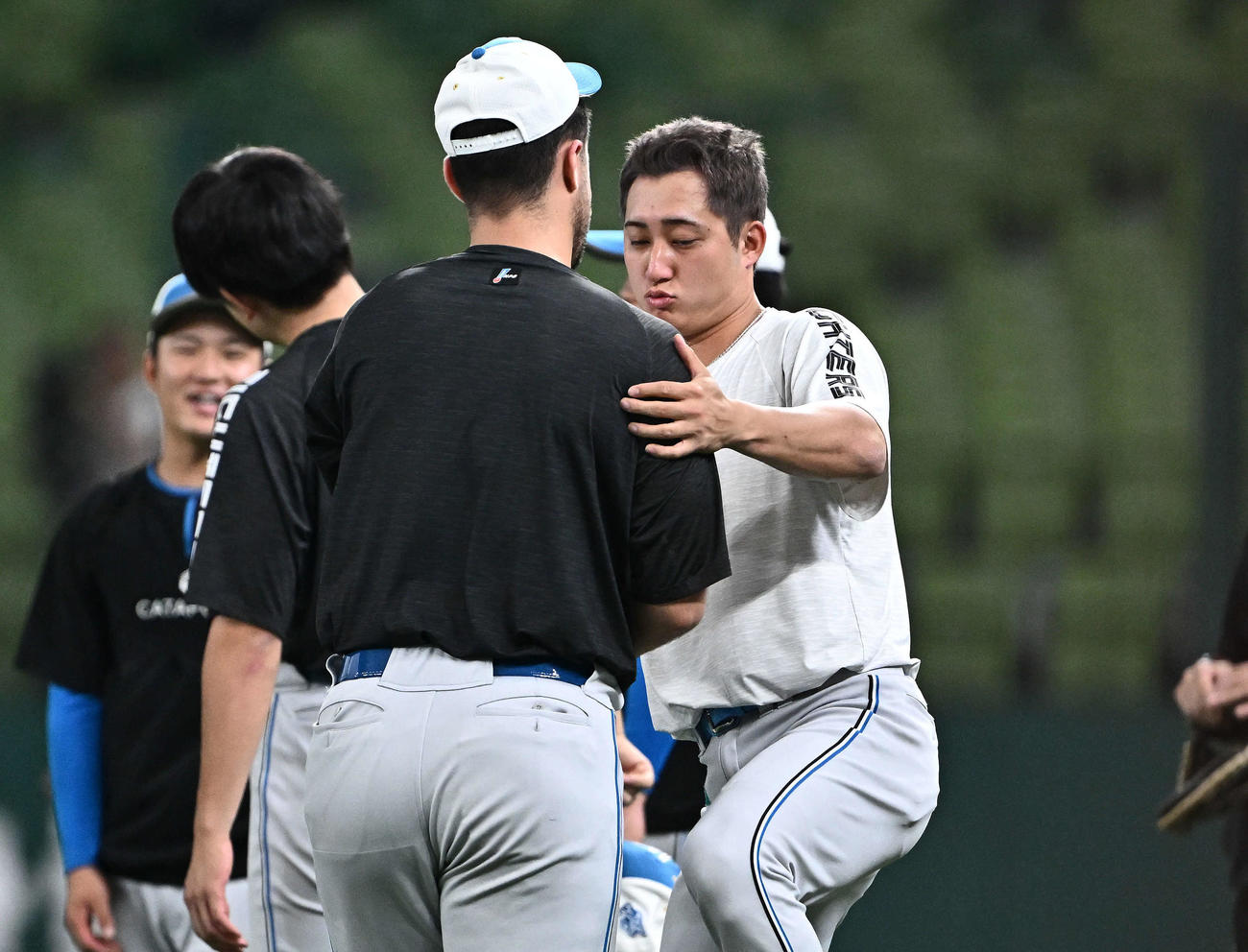 西武対日本ハム　試合前練習で日本ハム浅間（右）はマルティネスとじゃれ合う（撮影・滝沢徹郎）