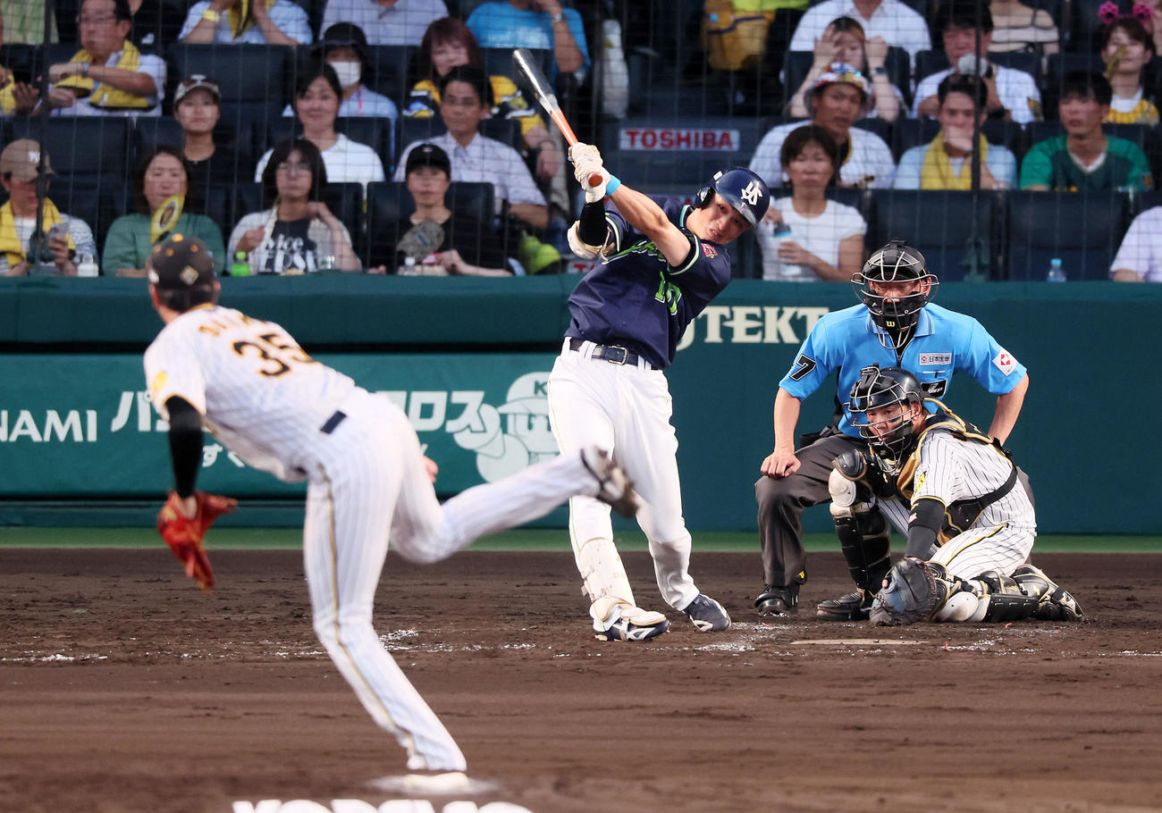 阪神対ヤクルト　4回表ヤクルト2死三塁、宮本は右適時打を放つ。投手才木（撮影・加藤哉）