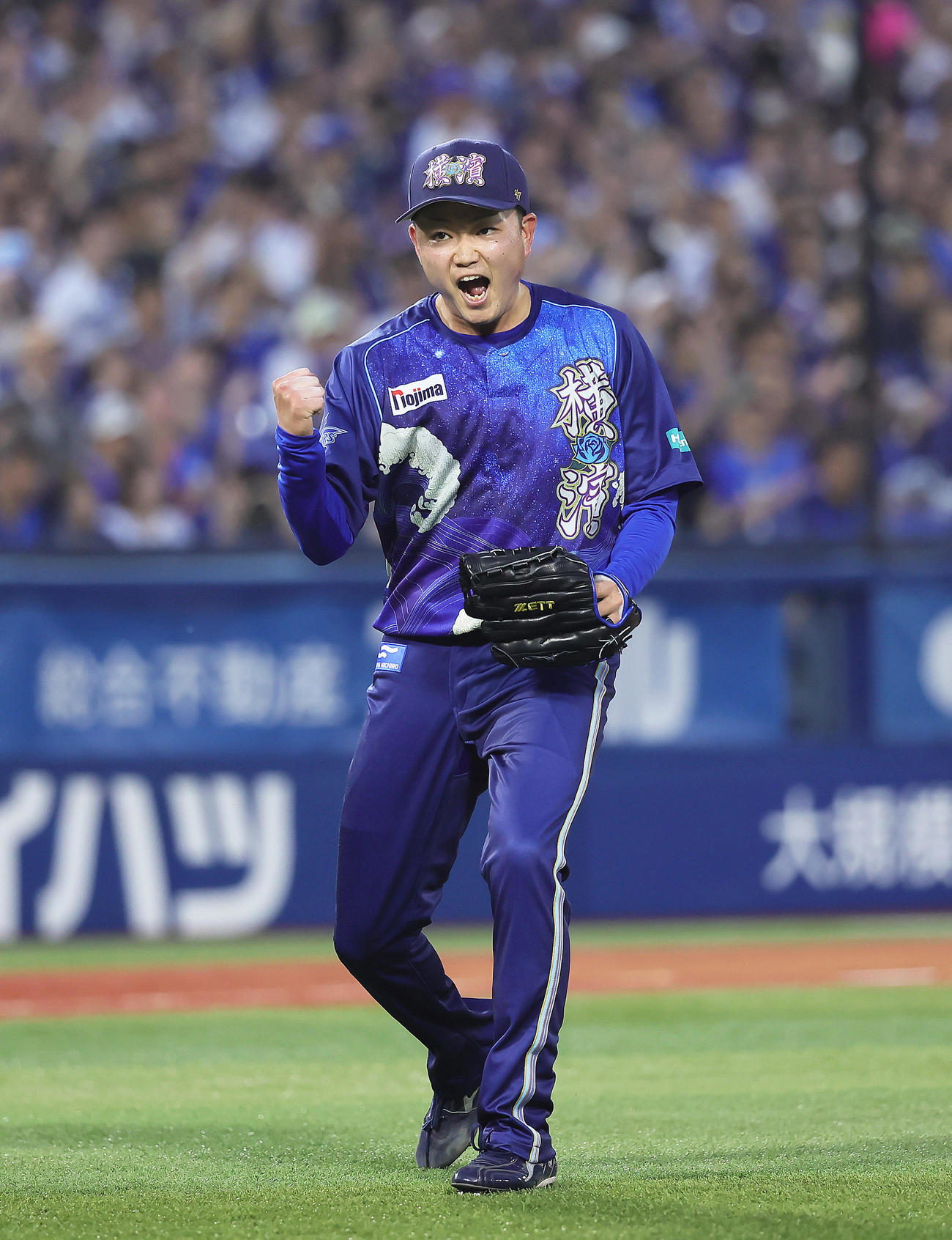 DeNA対中日　4回表中日1死満塁、板山を二直併殺打に仕留めガッツポーズする石田裕（撮影・足立雅史）