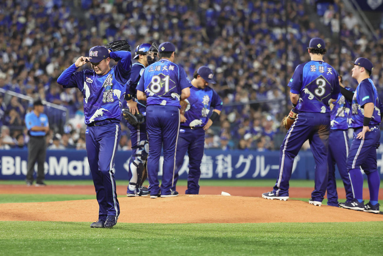 DeNA対中日　6回途中、マウンドを降りるDeNA石田裕（手前）（撮影・足立雅史）