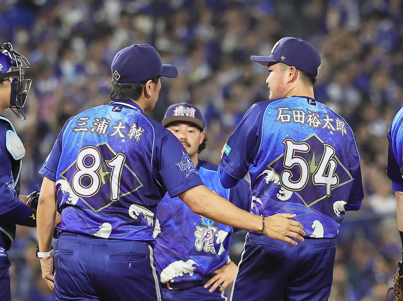 DeNA対中日　6回途中、マウンドでDeNA石田裕（右）に交代を告げねぎらう三浦監督（撮影・足立雅史）
