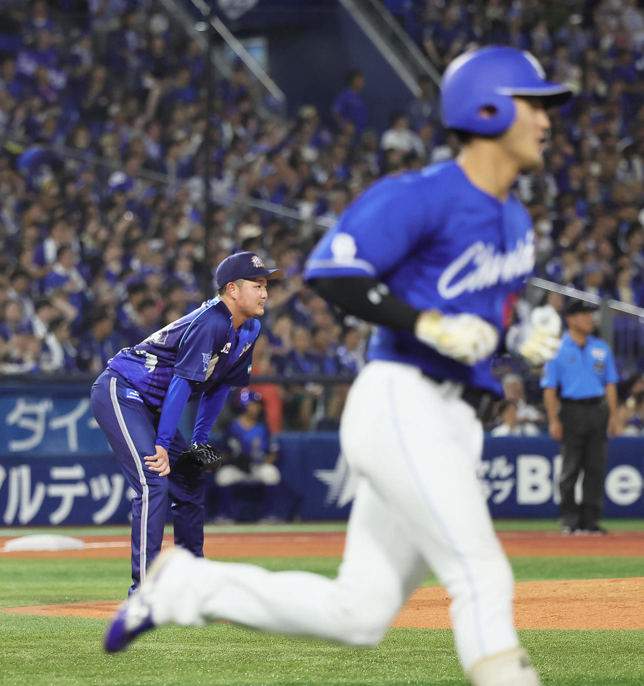 DeNA対中日　6回表中日2死一塁、板山（手前）に右越え2点本塁打を浴びた石田裕（撮影・足立雅史）